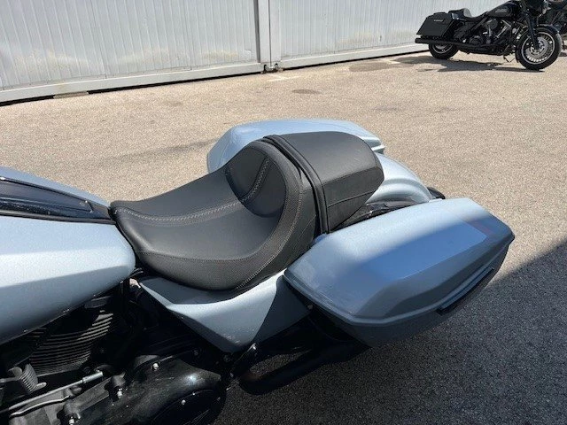 Harley-Davidson Road Glide FLTRX (Atlas Silver Metallic/Black Finish) - Bild 11