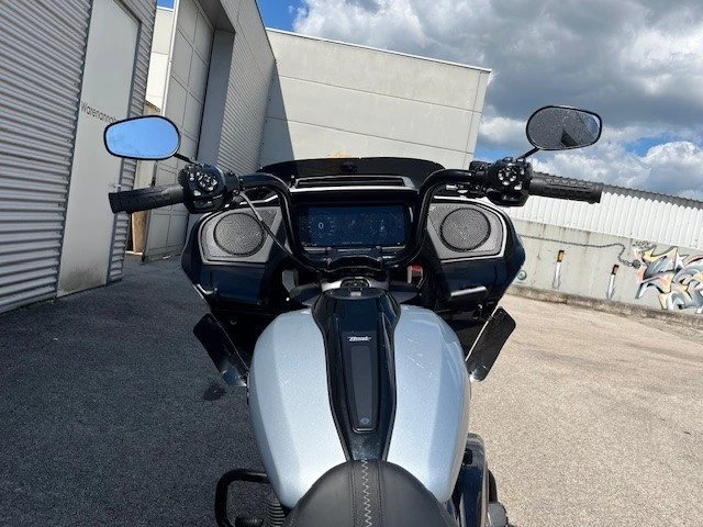 Harley-Davidson Road Glide FLTRX (Atlas Silver Metallic/Black Finish) - Bild 12