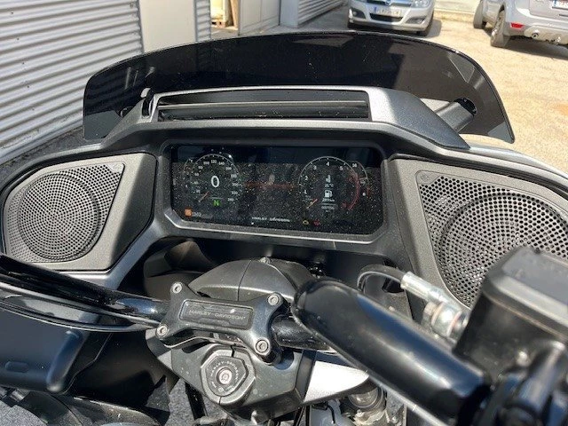 Harley-Davidson Road Glide FLTRX (Atlas Silver Metallic/Black Finish) - Bild 13