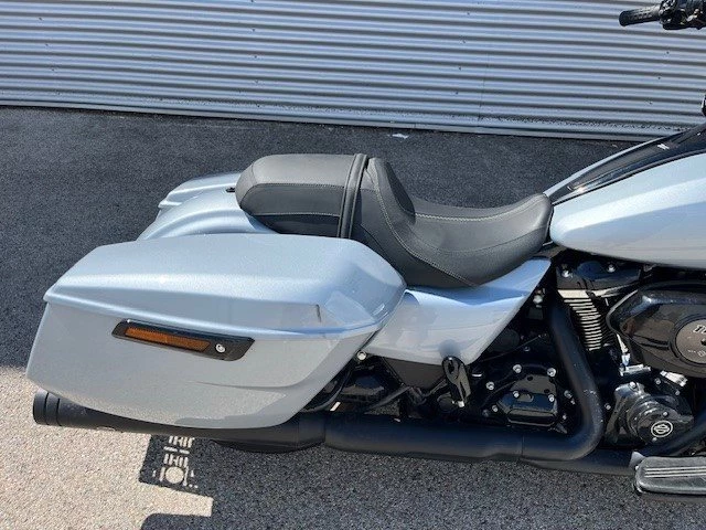 Harley-Davidson Road Glide FLTRX (Atlas Silver Metallic/Black Finish) - Bild 6