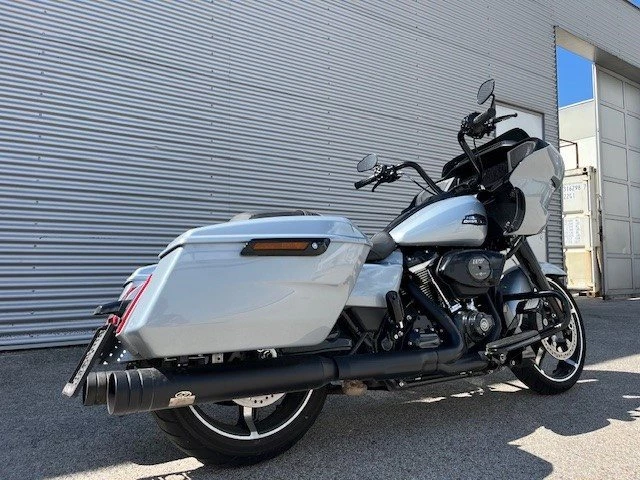 Harley-Davidson Road Glide FLTRX (Atlas Silver Metallic/Black Finish) - Bild 8