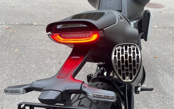 Gebrauchtmotorrad Husqvarna Svartpilen 801 - Bild 13