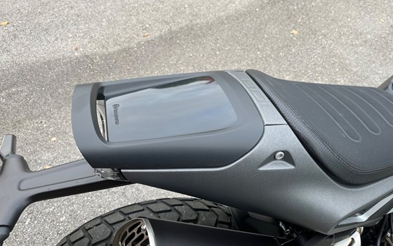 Gebrauchtmotorrad Husqvarna Svartpilen 801 - Bild 6