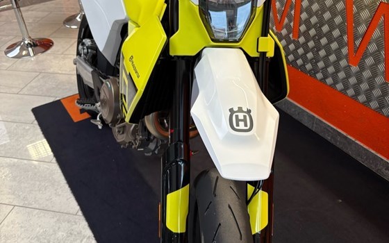 Gebrauchtmotorrad Husqvarna 701 Supermoto - Bild 2