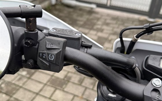 Gebrauchtmotorrad Husqvarna 701 Supermoto - Bild 13