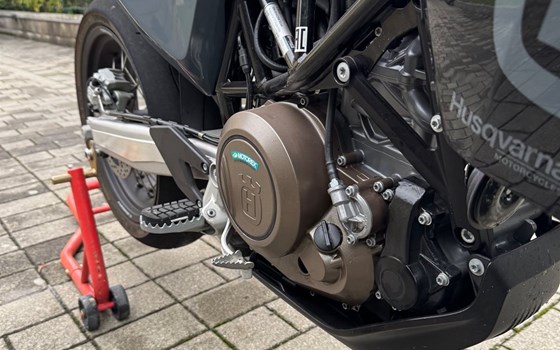 Gebrauchtmotorrad Husqvarna 701 Supermoto - Bild 9