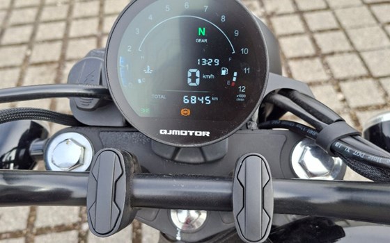 Gebrauchtmotorrad QJ Motor SRV 125 - Bild 1