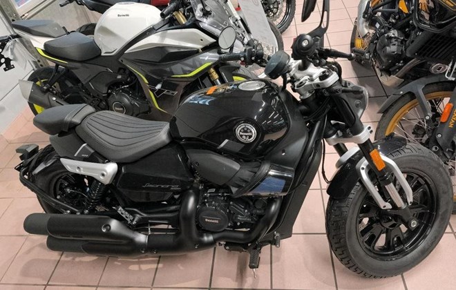 Benelli Leoncino Bobber 400