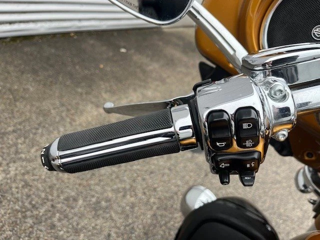 Harley-Davidson CVO Ultra Limited FLHTKSE (Gold Rush & Carbon Dust Metallic) - Bild 13