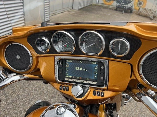 Harley-Davidson CVO Ultra Limited FLHTKSE (Gold Rush & Carbon Dust Metallic) - Bild 14