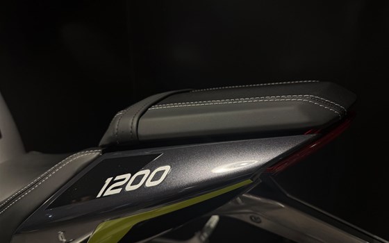 Gebrauchtmotorrad Triumph Speed Triple 1200 RS - Bild 13