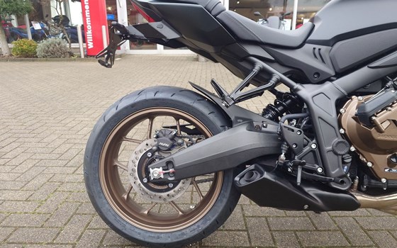 Gebrauchtmotorrad Honda CB650R E-Clutch - Bild 2