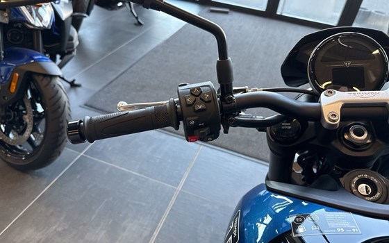 Gebrauchtmotorrad Triumph Trident 660 Triple Tribute - Bild 6