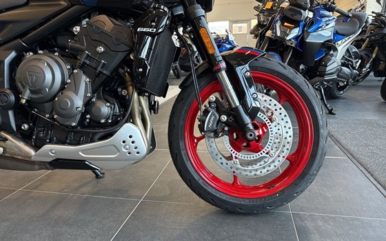 Gebrauchtmotorrad Triumph Trident 660 Triple Tribute - Bild 7