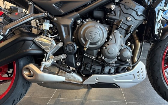 Gebrauchtmotorrad Triumph Trident 660 Triple Tribute - Bild 8