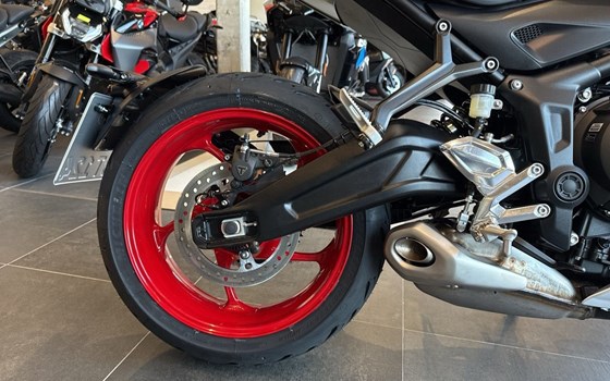 Gebrauchtmotorrad Triumph Trident 660 Triple Tribute - Bild 9