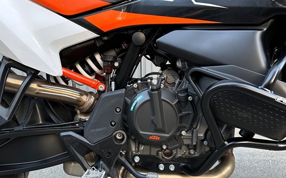 Gebrauchtmotorrad KTM 890 SMT - Bild 2