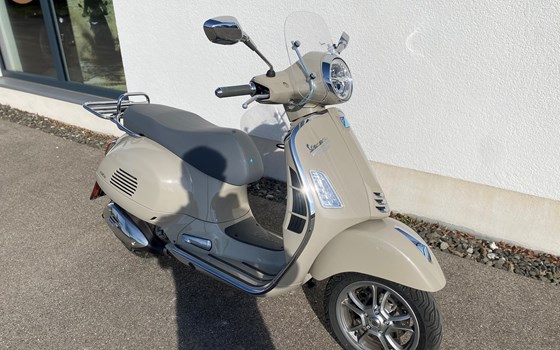 Gebrauchtmotorrad Vespa GTS 300 - Bild 1