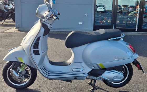 Gebrauchtmotorrad Vespa GTS 300 Super Tech - Bild 2