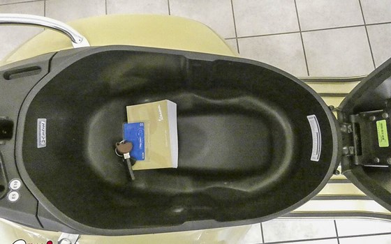 Gebrauchtmotorrad Vespa GTS 300 Super Tech - Bild 9