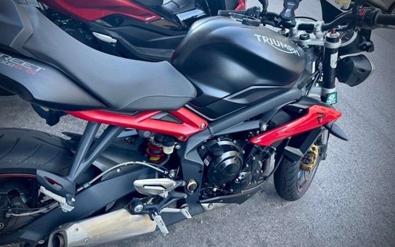 Gebrauchtmotorrad Triumph Street Triple 675 R - Bild 1