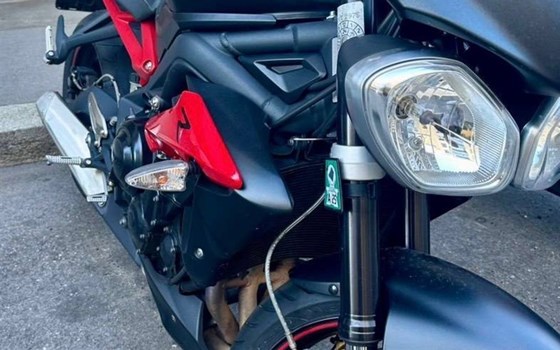 Gebrauchtmotorrad Triumph Street Triple 675 R - Bild 2
