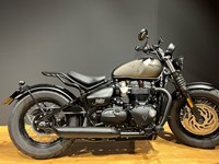 Gebrauchtmotorrad Triumph Bonneville Bobber Black wenig KM / Zubehör / Service neu / sehr gepflegt