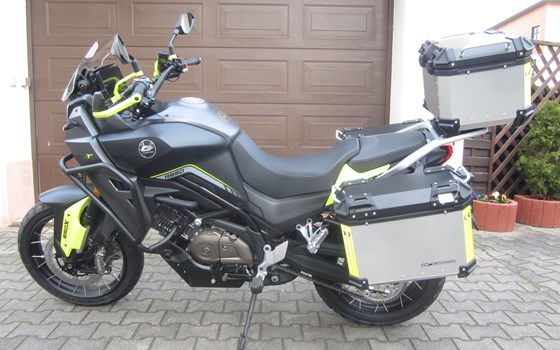 Neufahrzeug QJ Motor SVT 650 X - Bild 1
