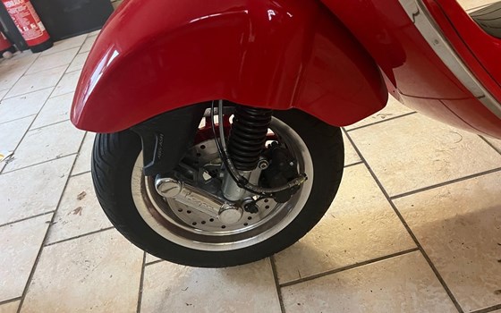 Gebrauchtmotorrad Vespa 946 125 i.e. 3V RED - Bild 8