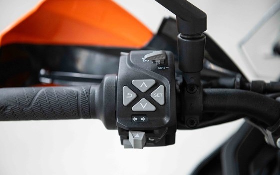 Gebrauchtmotorrad KTM 890 SMT - Bild 6