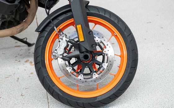 Gebrauchtmotorrad KTM 890 SMT - Bild 8