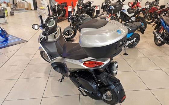 Gebrauchtmotorrad Piaggio Beverly 400 - Bild 4
