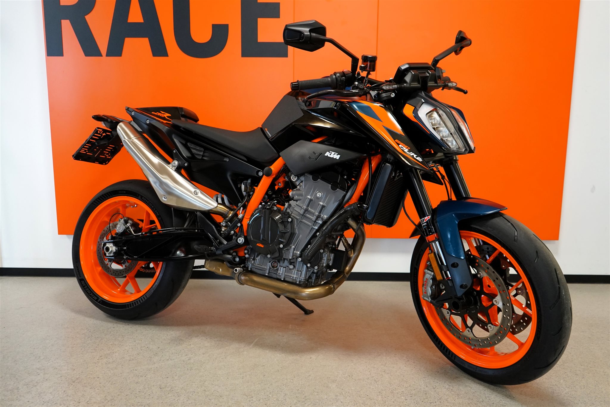KTM 890 Duke R 