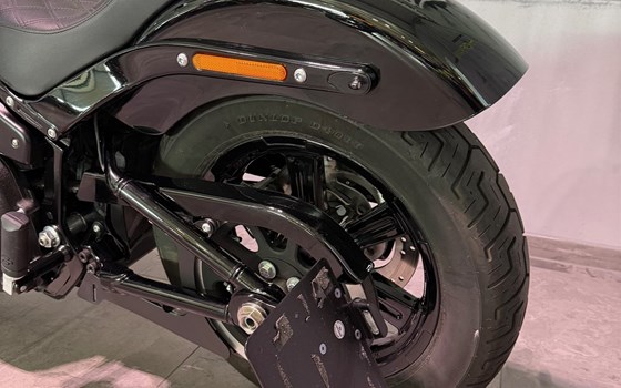 Gebrauchtmotorrad Harley-Davidson Softail Street Bob 114 FXBBS - Bild 6