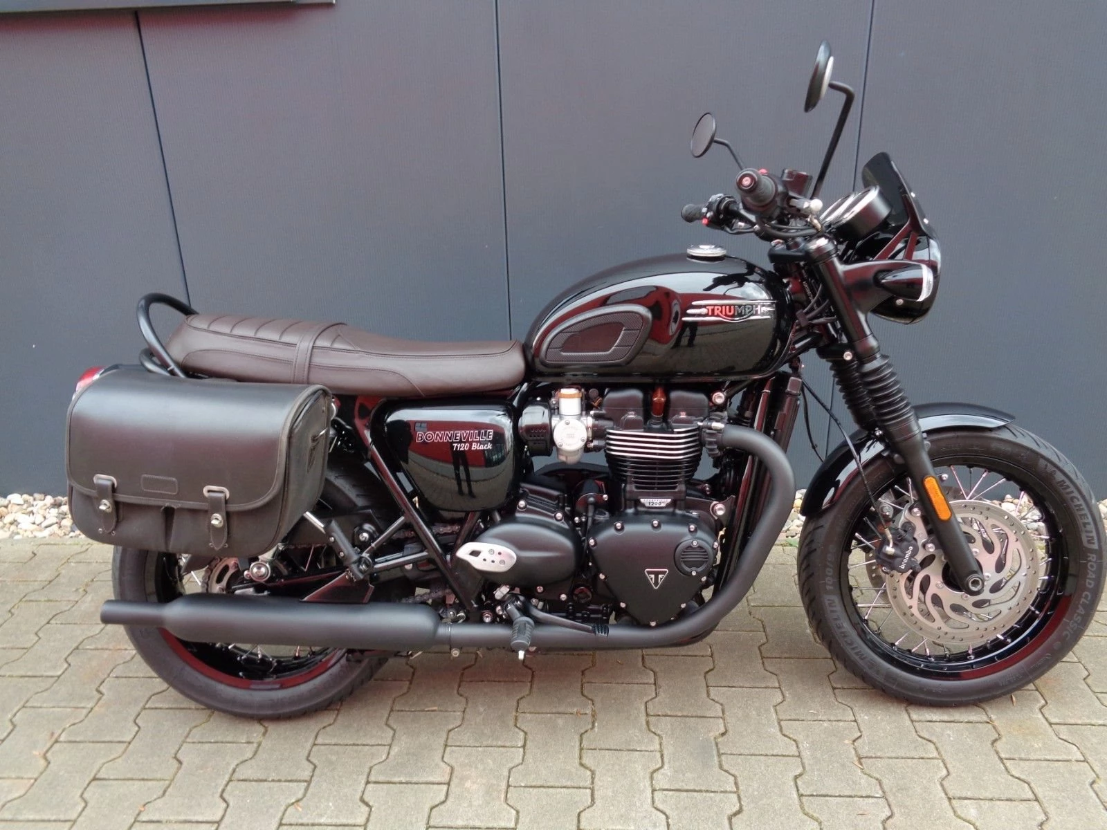 Triumph Bonneville T120 Black