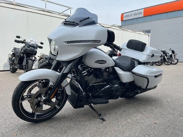 Harley-Davidson Street Glide FLHX (White Onyx Pearl/Black Finish) - Bild 10