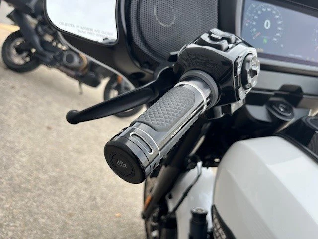 Harley-Davidson Street Glide FLHX (White Onyx Pearl/Black Finish) - Bild 12