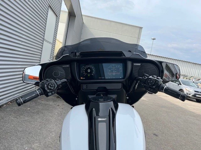 Harley-Davidson Street Glide FLHX (White Onyx Pearl/Black Finish) - Bild 13