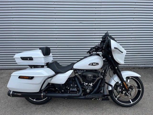 Harley-Davidson Street Glide FLHX (White Onyx Pearl/Black Finish) - Bild 2