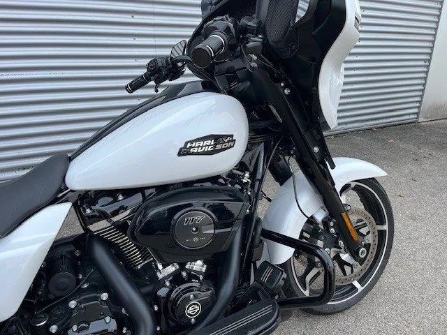 Harley-Davidson Street Glide FLHX (White Onyx Pearl/Black Finish) - Bild 3