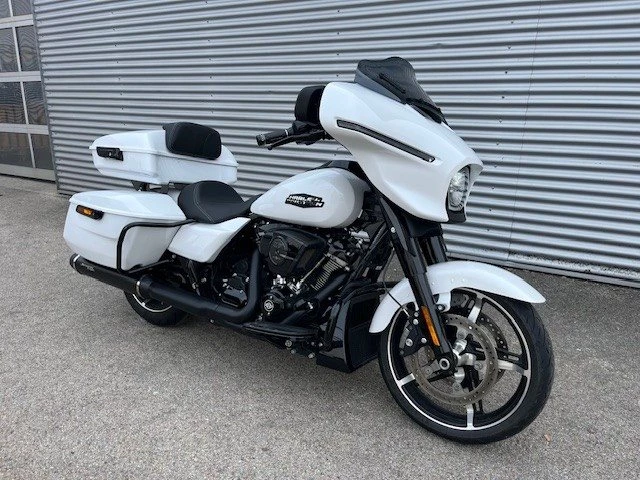 Harley-Davidson Street Glide FLHX (White Onyx Pearl/Black Finish) - Bild 4