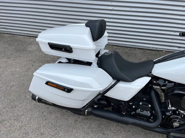 Harley-Davidson Street Glide FLHX (White Onyx Pearl/Black Finish) - Bild 6