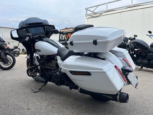 Harley-Davidson Street Glide FLHX (White Onyx Pearl/Black Finish) - Bild 9