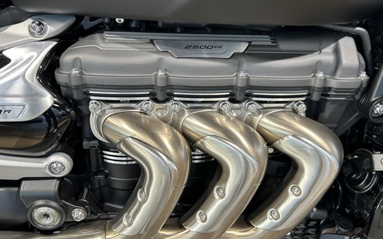 Gebrauchtmotorrad Triumph Rocket 3 R Black - Bild 4