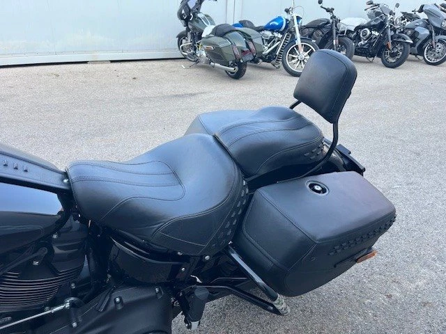 Harley-Davidson Softail Heritage Classic 114 FLHCS (Vivid Black) - Bild 13