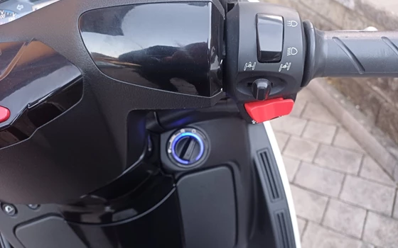 Gebrauchtmotorrad Peugeot Metropolis 400 - Bild 4