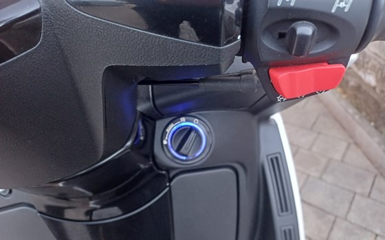 Gebrauchtmotorrad Peugeot Metropolis 400 - Bild 13