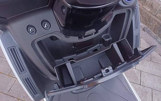 Gebrauchtmotorrad Peugeot Metropolis 400 - Bild 6