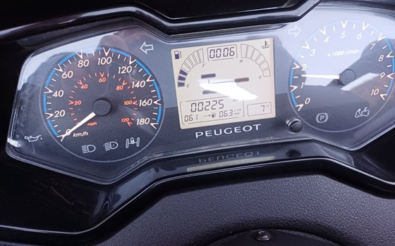 Gebrauchtmotorrad Peugeot Metropolis 400 - Bild 9