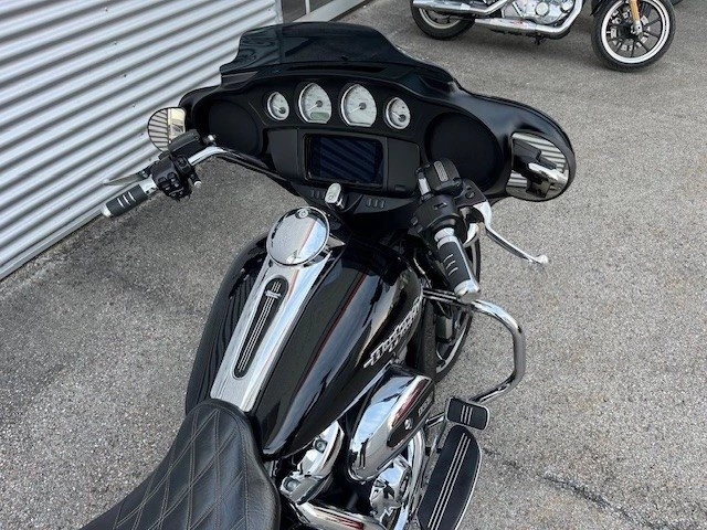 Harley-Davidson Street Glide FLHX (Vivid Black) - Bild 5